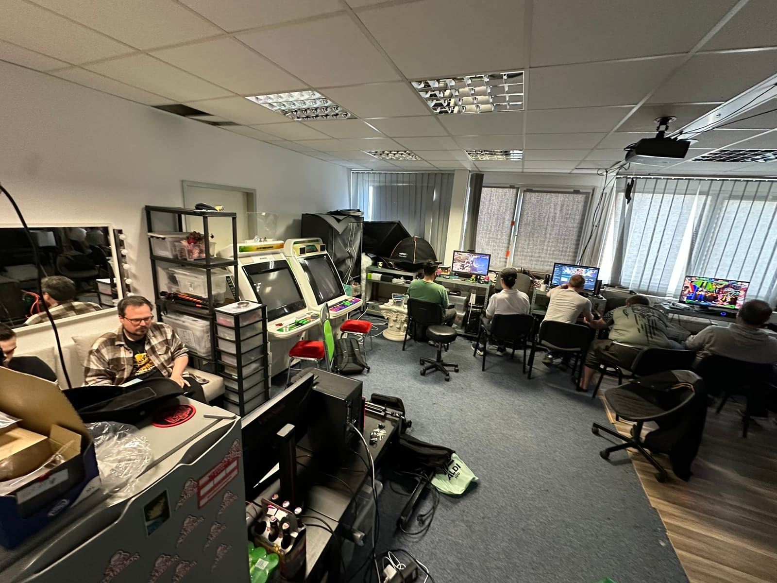 Der Club mit Arcade Cabinets und Spielstationen