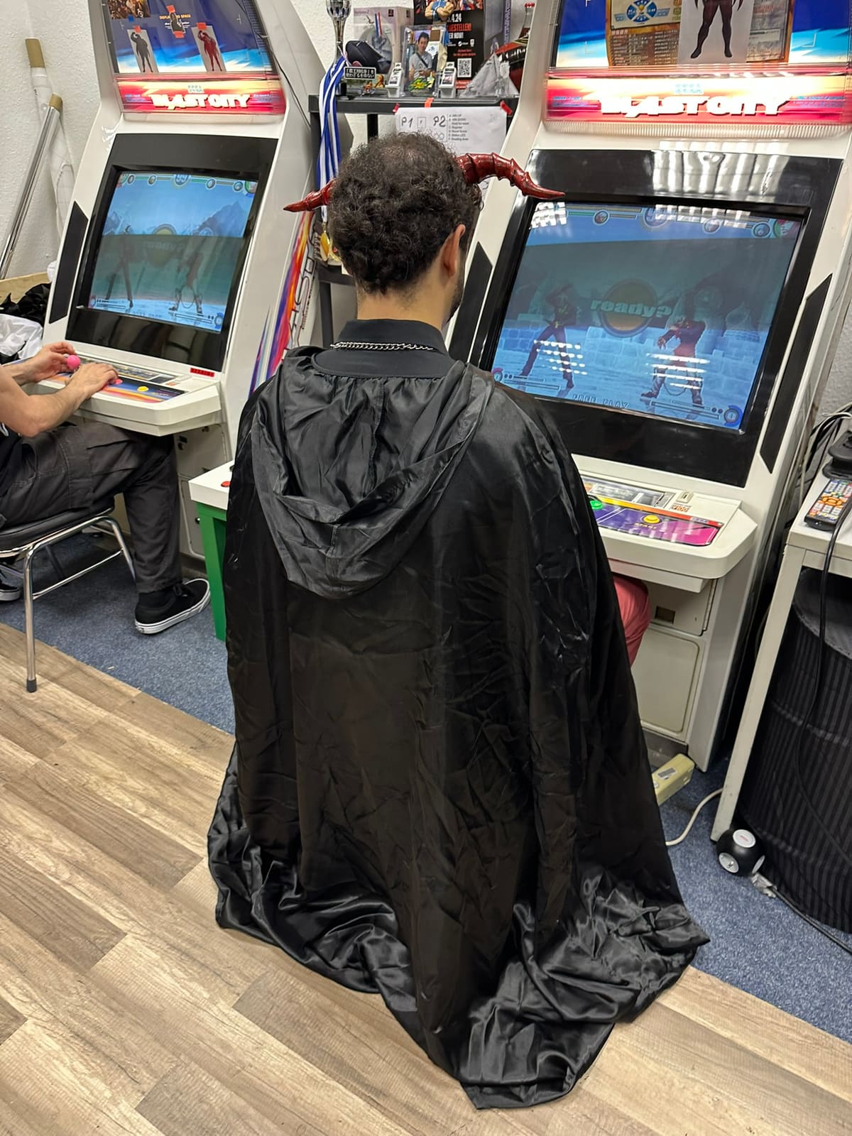 Halloween-Session an den King of Fighters XI Cabinets
